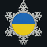 Schneeflocke mit ukrainischer Flagge Schneeflocken Zinn-Ornament<br><div class="desc">Erleben Sie Ihre Urlaubssaison mit diesem exquisiten Schneeflocke, der mit der Flagge der Ukraine geschmückt ist! Mit viel Liebe zum Detail gestaltet, ist dieses Ornament mehr als nur eine festliche Dekoration; es ist eine Feier der ukrainischen Kultur und des ukrainischen Erbes. Das aufwändige Design zeigt stolz die ikonisch blauen und...</div>