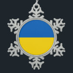 Schneeflocke mit ukrainischer Flagge Schneeflocken Zinn-Ornament<br><div class="desc">Erleben Sie Ihre Urlaubssaison mit diesem exquisiten Schneeflocke, der mit der Flagge der Ukraine geschmückt ist! Mit viel Liebe zum Detail gestaltet, ist dieses Ornament mehr als nur eine festliche Dekoration; es ist eine Feier der ukrainischen Kultur und des ukrainischen Erbes. Das aufwändige Design zeigt stolz die ikonisch blauen und...</div>