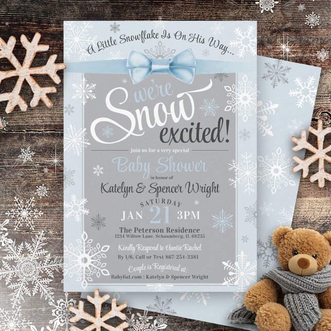 Schneeflocke Niedliche Blue Boy Baby Dusche Einladung (Cute blue bow & gray WE'RE SNOW EXCITED baby boy snowflake winter wonderland baby shower invite)