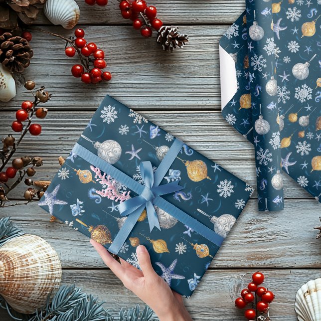Schneeflocken an der Küste und nautische Elemente Geschenkpapier (Coastal Snowflakes & Nautical Elements Wrapping Paper)