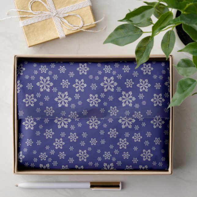 Schneeflocken auf blauem Elegant Seidenpapier (Geschenk)