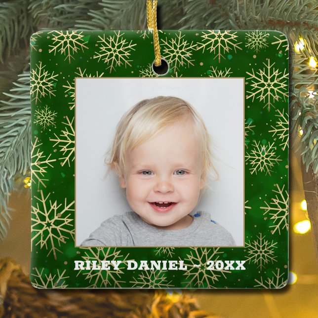 Schneeflocken auf grünem Foto Keramikornament (Von Creator hochgeladen)