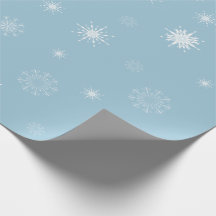 Schneeflocken auf hellblauem Packpapier