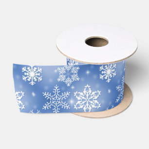 Schneeflocken auf Winterblau Satinband