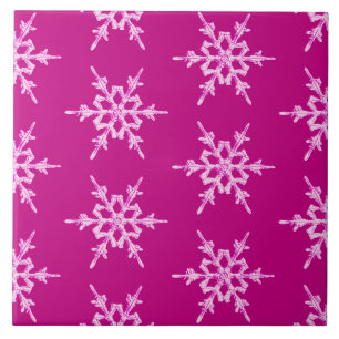 Schneeflocken, blassrosa Kristalle auf Magenta Fliese