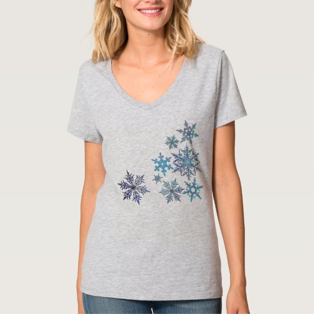 Schneeflocken, gestickter Blick, digitale Malerei T-Shirt (Vorderseite)