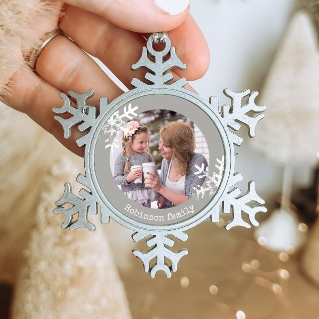 Schneeflocken Grau Foto Mit Monogramm Zinn-Ornament (Rustic snowflake family holiday keepsake photo ornament perfect for gifts to bring joy to others.)