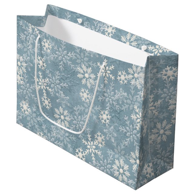 Schneeflocken im blauen Hintergrund Große Geschenktüte (Vorderseite Schrägansicht)