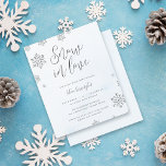 Schneeflocken im Liebe Winterschnee im Haushalt Br<br><div class="desc">Feiern Sie die Liebe im Winterwunderland mit unserer budgetfreundlichen Brautdusche-Einladung. "Schnee in Liebe" in schicken Skripten graziiert die Spitze,  gerahmt von Imitaten silberne Glitzer Schneeflocken. Die elegante Typografie und die pastellblaue Aquarellwand schaffen eine bezaubernde Einladung.</div>