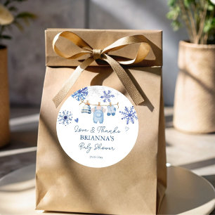 Schneeflocken in der Liebe Winterduschgefieder Runder Aufkleber