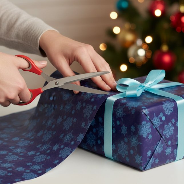 Schneeflocken in dunkelblau geschenkpapier (Von Creator hochgeladen)