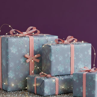 Schneeflocken in staubigem Blau  Geschenkpapier