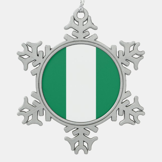 Schneeflocken mit nigerianischer Flagge Schneeflocken Zinn-Ornament (Vorderseite)