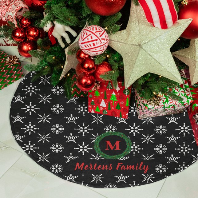 Schneeflocken-Monogramm - Ihr Name Schwarz/Weiß Polyester Weihnachtsbaumdecke (Wreath Monogram Your Name Black & White Snowflakes Brushed Polyester Tree Skirt)