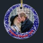 Schneeflocken, Name, Jahreszahl #, 2 Fotos Keramik Ornament<br><div class="desc">Schneeflocken um Weihnachten. Name des Objektes,  Jahr-Nummer,  Benutzerdefiniertes Foto/Text,  das Sie mit Ihrem bevorzugten Foto und Ihrem Text personalisieren können.</div>