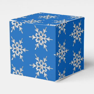 Schneeflocken, Silberkristalle auf kobaltblau Geschenkschachtel