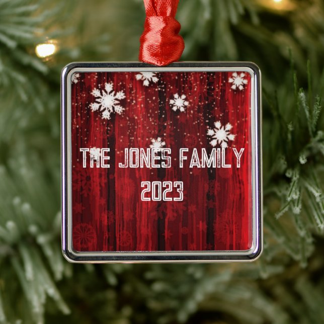 Schneeflocken über Rustikales Rotes Holz - Persönl Ornament Aus Metall (Baum)