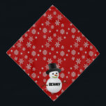 Schneeflocken und Name des Schneemanns Halstuch<br><div class="desc">Dress deinen Hund für die Weihnachts- und Wintersaison Bandana. Diese rote Bandana mit einem Schneeflocken-Hintergrund mit einem Overlay Schneemann und Platz für den Hundenamen.</div>