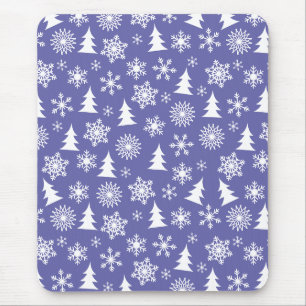 Schneeflocken und Pinienbäume Mousepad