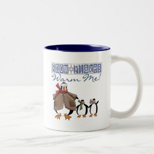 Schneeflocken wärmen mich Feiertags-T-Shirts und Zweifarbige Tasse
