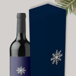 Schneeflocken Weihnachtswein Geschenkbox Weinbox<br><div class="desc">Lassen Sie sich mit unserer Snowflake Weihnachtswein Geschenkbox verwöhnen. Das elegante Design zeigt eine raffinierte metallische Schneeflocke, die auf einem reichen marineblau blauen Hintergrund zentriert ist und das Wesen der Festsaison einnimmt. Ob Sie eine Flasche Wein oder Spirituosen vorstellen, diese Geschenkboxen verleiht Ihrem wohlüberlegten Geschenk eine Touch Weihnachtscharme. Das klassische...</div>