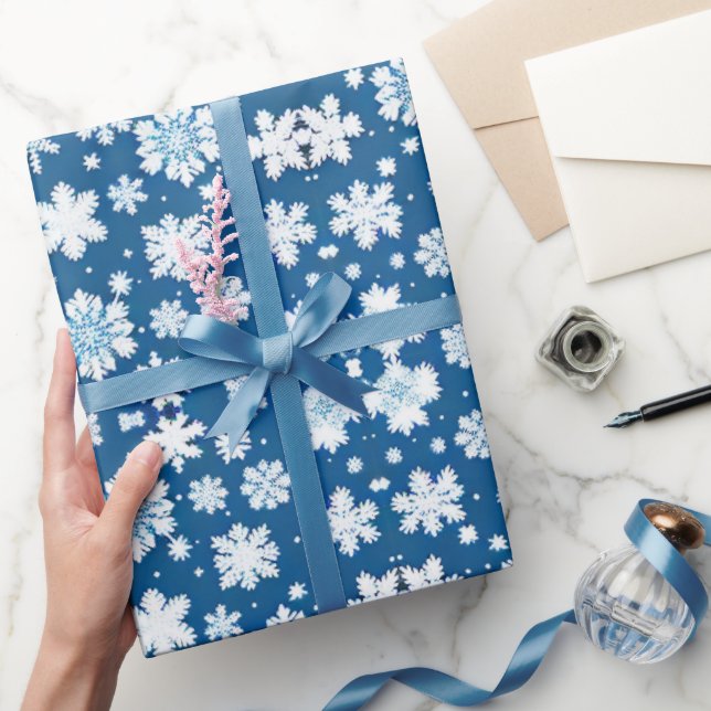 Schneeflocken Wiederholung Muster weiß blau Geschenkpapier (Schenken)