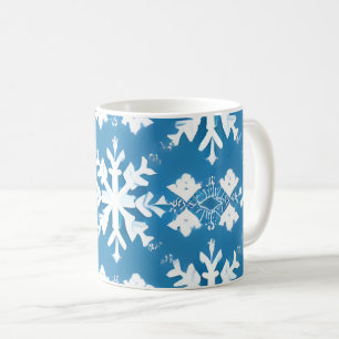 Schneeflockenmuster auf blauem Hintergrund Kaffeetasse