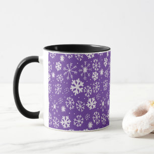 Schneeflockenschneesturm mit violettem Hintergrund Tasse