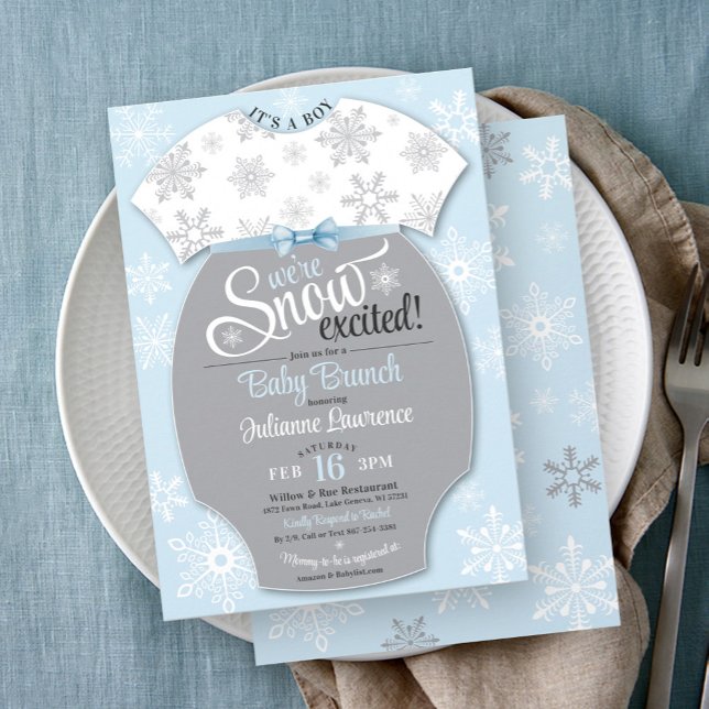 Schneefreuden Blauer Schneeflocken als Junge Einladung (We're Snow Excited blue & gray baby boy winter snowflake baby bodysuit brunch shower invitation)
