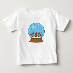 Schneeglobe mit drei Gnome-Würfeln Baby T-shirt