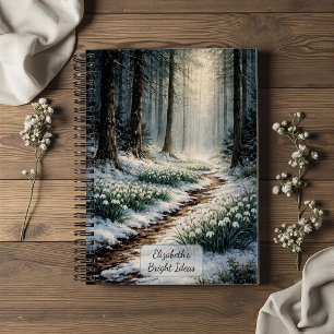 Schneeglöckchen im Winterwald Notizbuch