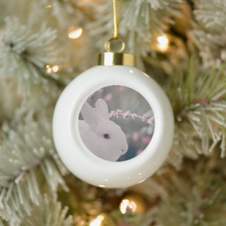 Schneehase mit Mattierten Bergen Keramik Kugel-Ornament