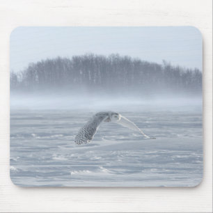 Schneehühner fliegen im Winter Mousepad