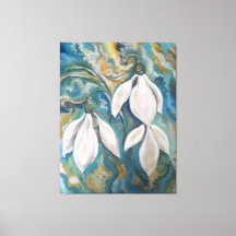 Schneekatzen im smaragdgrünen Garten