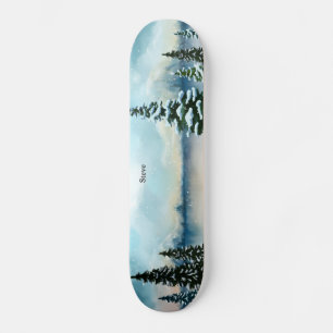 Schneekiefern in der Nähe des Sees Skateboard