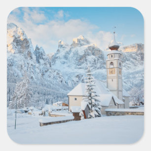 Schneekirche mit Berghang Quadratischer Aufkleber