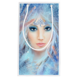 Schneekönig. Winter schöne Frau. Portrait. Kleine Geschenktüte