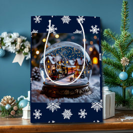 Schneekugel mit altem Zug und Dorf Mittlere Geschenktüte