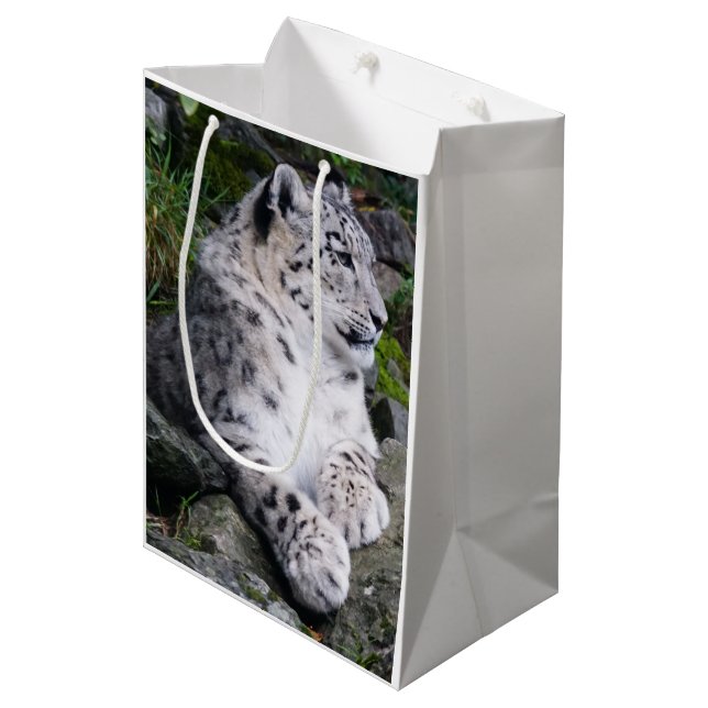 Schneeleopard Mittlere Geschenktüte (Vorderseite Schrägansicht)