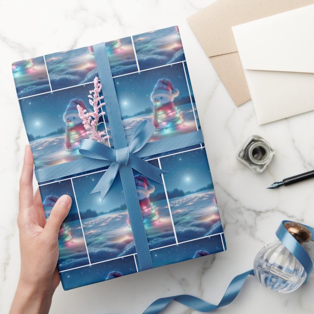 Schneemann krummelte in leuchtenden Weihnachtslich Geschenkpapier (Schenken)