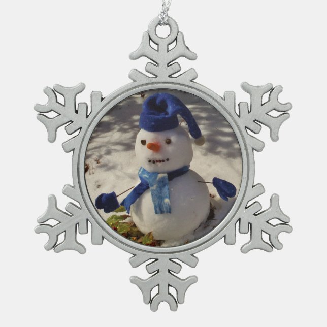 Schneemann mit Blauhut, Handschuhen und Scarf Schneeflocken Zinn-Ornament (Vorderseite)