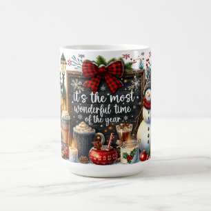 Schneemann mit Schiefertafel-Schild und gemütliche Kaffeetasse