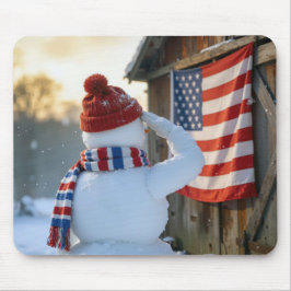 Schneemann salutiert vor einer amerikanischen Flag Mousepad