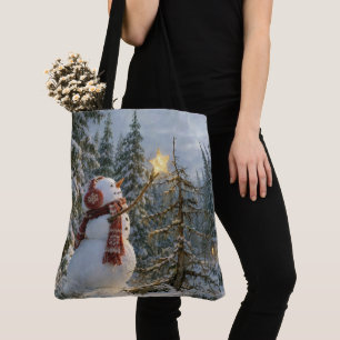 Schneemann schmückt eine Tanne zu Weihnachten