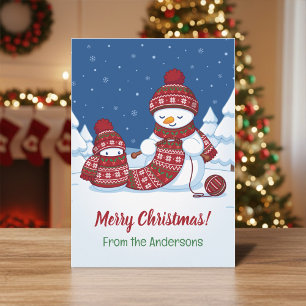 Schneemann strickt Weihnachtsschal von Familie Feiertagskarte