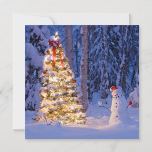Schneemann und Weihnachtsbaum an einer Winternacht Feiertagskarte