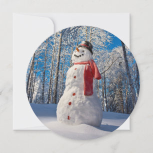 Schneemann vor dem schneebedeckten Wald Feiertagskarte