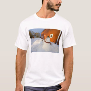 Schneemann vor roter Scheune in Kolumbien-Fälle T-Shirt