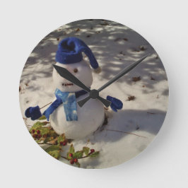 Schneemann withBlue Hut und Schal Runde Wanduhr