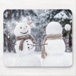 Schneemänner beim Schneeballkampf Mousepad